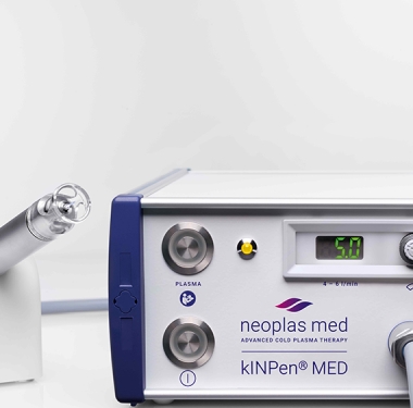 Der kINPen® MED der neoplas med GmbH, rechts: punktgenaue Applikation auf der Haut