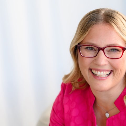 Bettina Weckesser, LL.M. (EXETER) Global Head of Siemens Professional Education