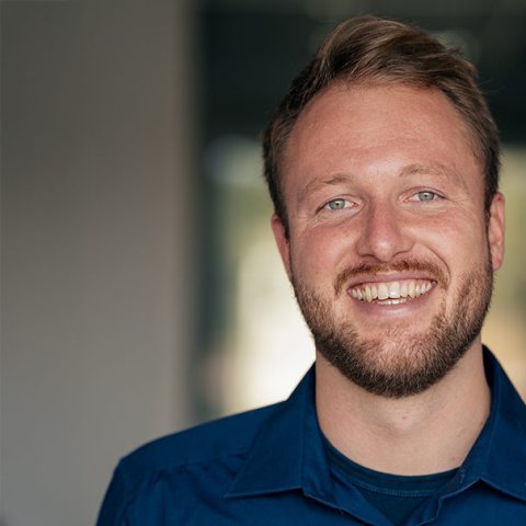 Jonas Treixler, Geschäftsführer von SKOLAWORK, hat MBA-Abschlüsse in Health Management sowie BGM und einen Bachelorabschluss in Sportwissenschaften.