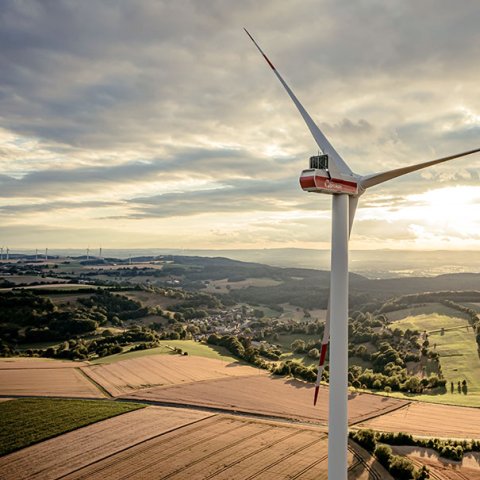 Gemeinschaftlich die Zukunft gestalten: Bürger:innen übernehmen Verantwortung für erneuerbare Energien.