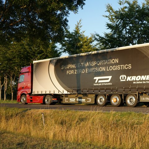 Erwiesen im Feldtest: Eine Dieselzugmaschine in Kombination mit einem eTrailer von Trailer Dynamics verbraucht signifikant weniger Kraftstoff